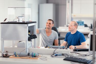 Zwei Männer in technischem Labor