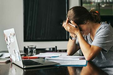 Verzweifelte Studentin vor Laptop