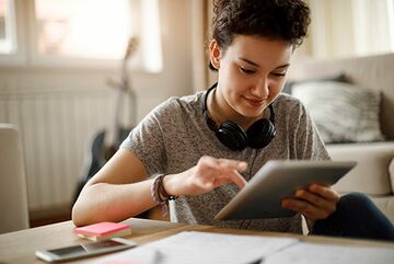 Frau tippt auf ihrem iPad
