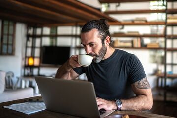 HFH-Student nimmt via Laptop von zuhause aus an Online-Klausur mit Proctoring teil