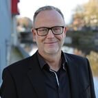 Oliver Ihne Portrait am Kanal vorm Hauptgebäude der HFH in Hamburg