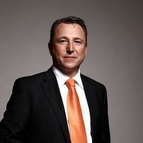 HFH Geschäftsführer und Kanzler im Anzug