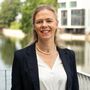 Birgit Schröder, HFH-Studiengangsleitung Management im Gesundheitswesen, lachend vor dem Kanal an der HFH