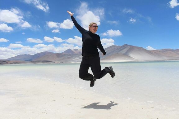 Bettina Mandel springt in der Wüste glücklich in die Luft