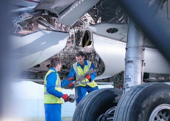 Zwei Mechaniker vor Flugzeug