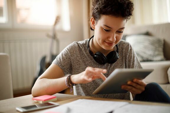 Frau tippt auf ihrem iPad