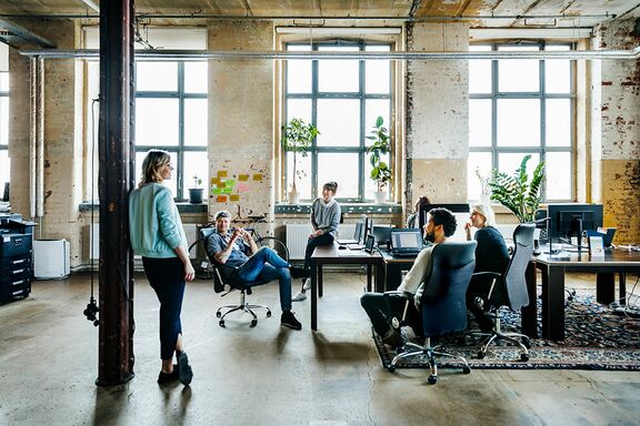 Kollegen unterhalten sich im modernen Büro