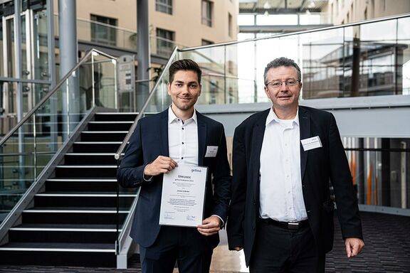 Förderpreisträger Jonas Lübcke mit Betreuer Prof. Dr. Michael Bosch