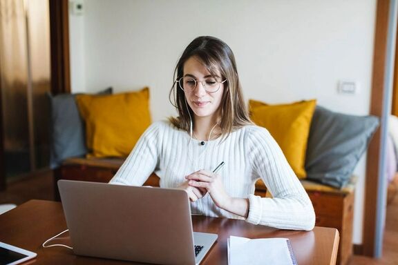 Studentin sitzt vor ihrem Laptop