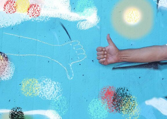Zeichnungen auf Boden mit einer menschlichen Hand und Daumen hoch