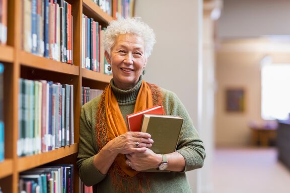 Seniorin mit Büchern in der Hand