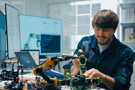 Ein Fernstudent tüftelt an einer Maschine