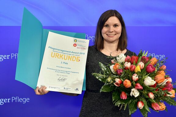 HFH-Absolventin Anna Combes beim Pflegemanagement-Award 2018 HFH-Absolventin Anna Combes