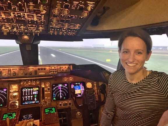 Veronica Schömer im Flugzeugcockpit mit Blick in die Kamera