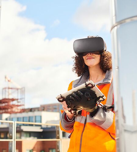 Frau mit Virtual-Reality-Brille und Tablet