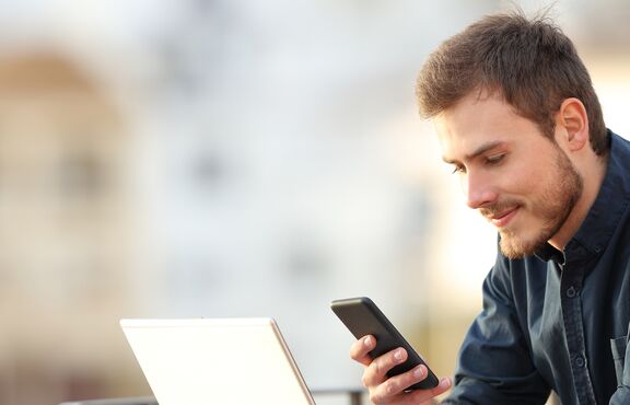 Mann checkt Noten auf Smartphone