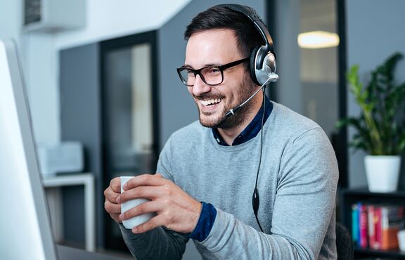 Mann in Videokonferenz