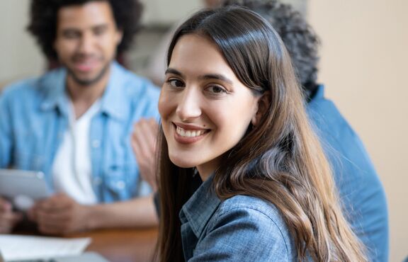 Gruppe Studierender mit Kaffee am Tisch