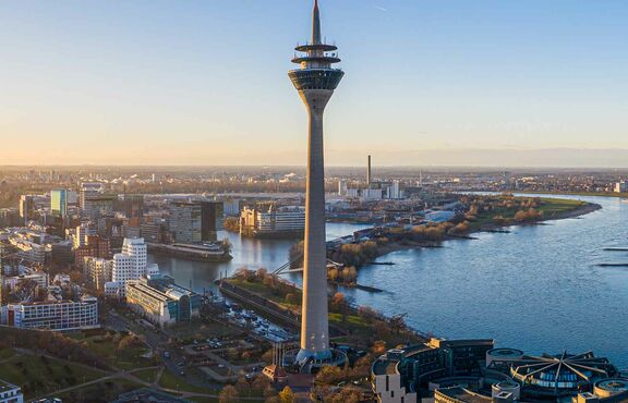 Panoramablick auf die Skyline von Düsseldorf bei Sonnenuntergang, Deutschland.