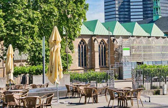 Bild vom Essener Burgplatz mit dem Essener Münster und dem Dom im Hintergrund, Deutschland.