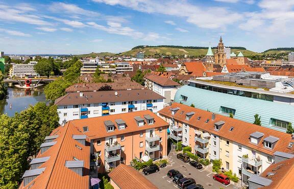 Blick über die Dächer von Heilbronn bei Sonnenschein, Deutschland.