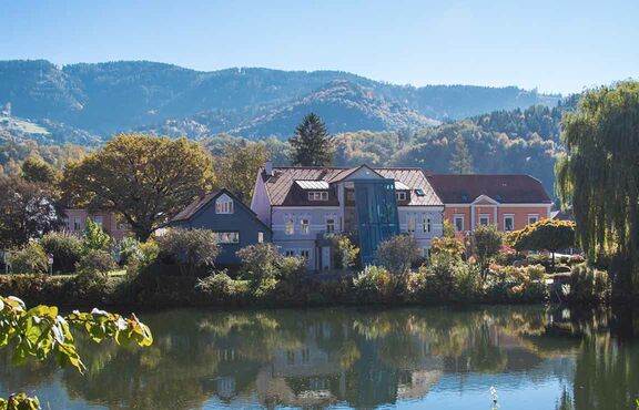 Blick über die Landschaft in der Region um Judenburg mit dem Murtal und dem Fluss Mur, Österreich..