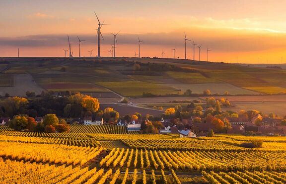 Panoramablick auf ländliche Gegend im Sonnenuntergang in Baden-Württemberg, Kuenzelsau, Deutschland. 
