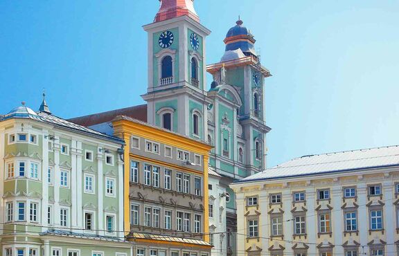 Hauptplatz bei Sonnenschein in Linz mit dem Alten Dom (Ignatiuskirche) im Hintergrund, Österreich