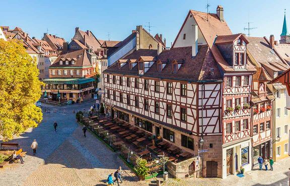 Blick auf den Tiergaertnertorplatz, das Albrecht-Duerer-Haus sowie die Altstadt und das Schloss in Nuernberg, Deutschland.