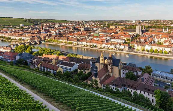 Wunderschöner Blick von den Weinbergen hinunter auf Würzburg bei Sonnenuntergang, in Deutschland.
