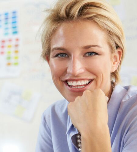 Blonde Frau lächelt