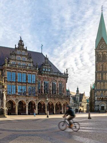 Wunderschöner Blick auf den Bremer Marktplatz mit dem Dom und Rathaus im Vordergrund, Deutschland.