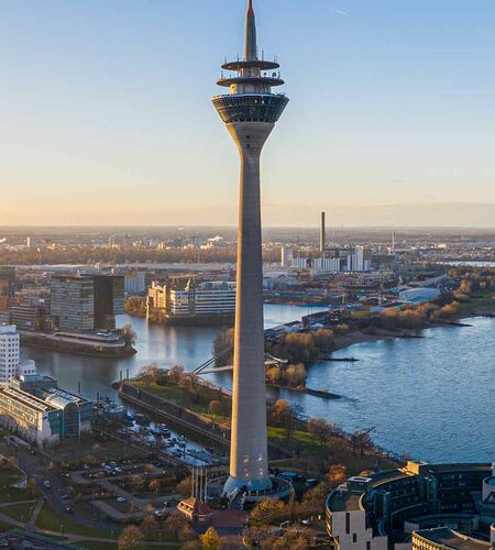 Panoramablick auf die Skyline von Düsseldorf bei Sonnenuntergang, Deutschland.