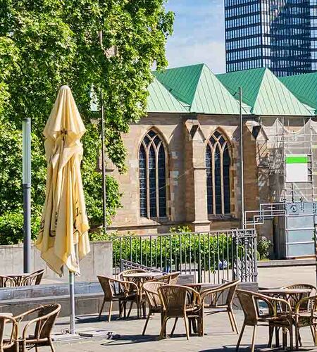 Bild vom Essener Burgplatz mit dem Essener Münster und dem Dom im Hintergrund, Deutschland.