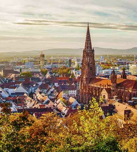 Blick auf die wunderschöne Stadt Freiburg im Breisgau, Deutschland.