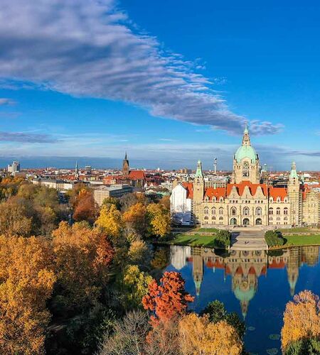 Panoramablick auf die Stadt Hannover bei Sonnenschein, Deutschland.