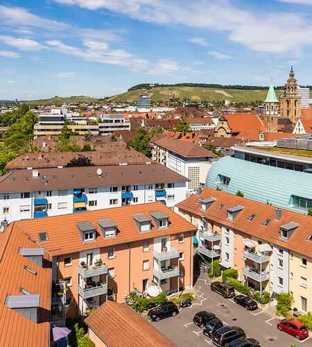 Blick über die Dächer von Heilbronn bei Sonnenschein, Deutschland.