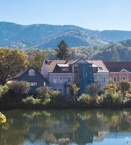 Blick über die Landschaft in der Region um Judenburg mit dem Murtal und dem Fluss Mur, Österreich..