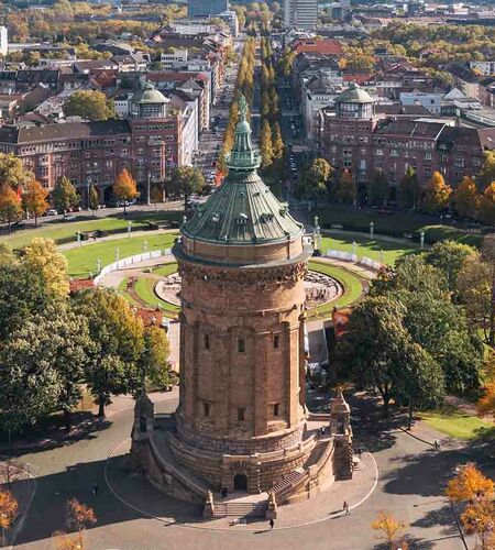 Luftaufnahme auf die Quadratestadt Mannheim mit dem Friedrichsplatz und dem berühmten Wasserturm im Vordergrund, Deutschland.