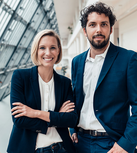 Frau und Mann in Business-Kleidung