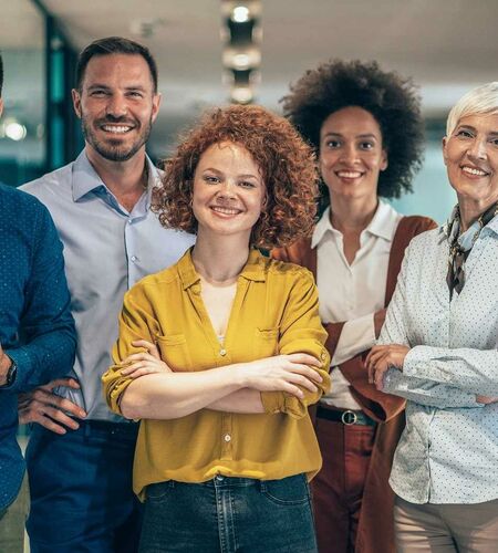 Drei Frauen und ein Mann in einer Gruppe