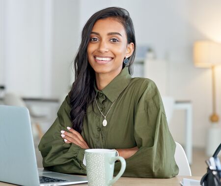Junge Frau am Schreibtisch freundlich lächelnd