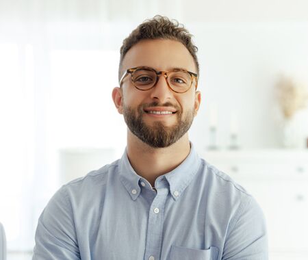 Junger Mann freundlich lächelnd