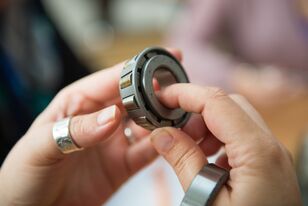 Fernstudium-Hände halten technisches Bauteil