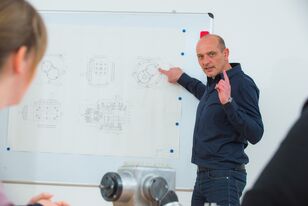 Fernstudium-Lehrender an Whiteboard