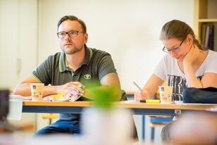 Fernstudium-Student-in-einer-Präsenzveranstaltung
