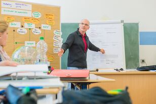 Fernstudium-Dozent-erläutert-Stoff-an-einem-Beispiel