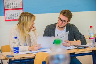 Fernstudium-zwei-Studenten-beim-Lernen