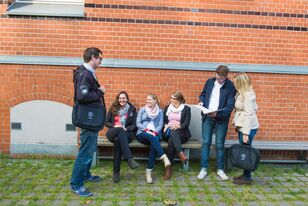Fernstudium-Pause-während-einer-Präsenzveranstaltung-im-Freien