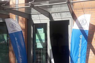 Eingang des HFH-Studienzentrum Hamburgs Wirtschaft und Technik